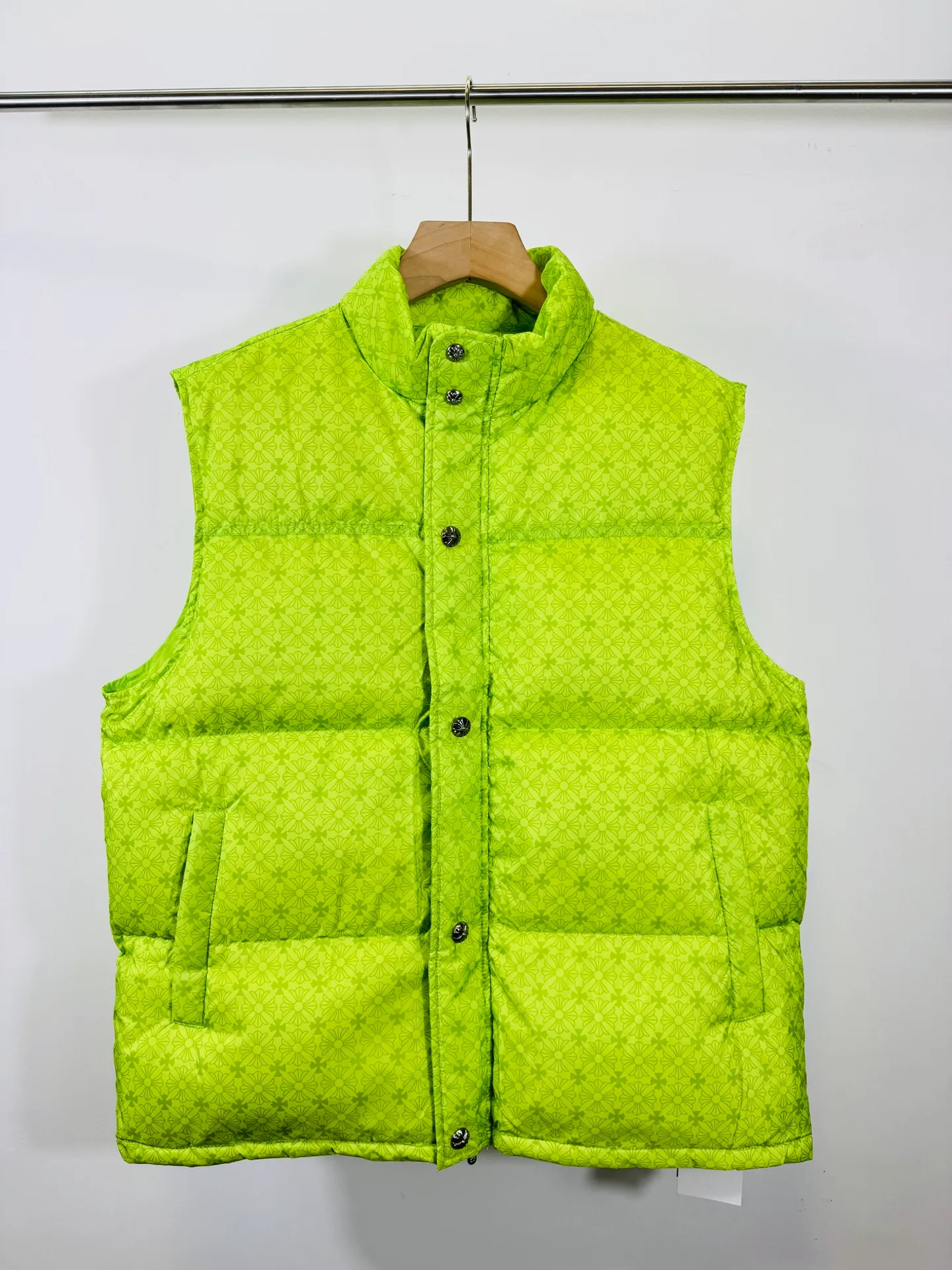 P720 top version 🐮 Real shot without P, ​​different from market products] Chrome Hearts ❄️ Winter environmentally friendly down jacket series ❄️ Chrome Hearts dark pattern series hooded down vest is available at the counter at the same time ❤ The hood is detachable! The best Guangzhou national standard 90 velvet on the market! ! The world’s highest fluffiness of 900D! ! High standard and sufficient down filling! ! Exterior windproof and waterproof dark pattern custom fabric, interior high-grade dark pattern lining fabric to prevent lint, original hardware molding, exquisite craftsmanship details, casual or formal wear ✨ slim fit and not bloated Recommended color: Customized dark pattern flower series Code number: S, M, L, XL